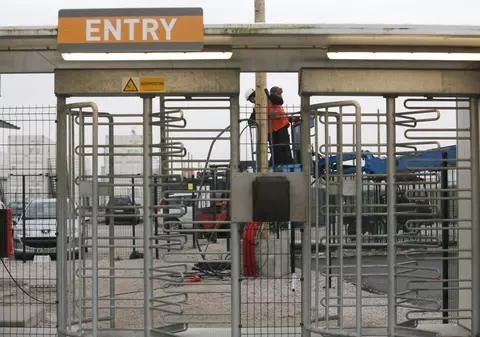 Marea Britanie va plăti încă 44 milioane de lire sterline Franței pentru a se proteja de refugiați