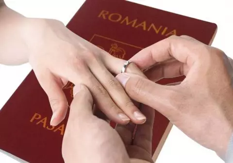 Căsătorie de convenienţă deconspirată de poliţişti. Un turc a vrut doar să obțină drept de ședere în România