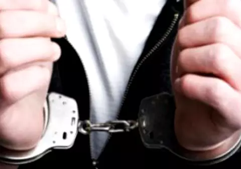 Bărbat din Bacău, arestat după ce și-a agresat sexual fiica de 14 ani în timp ce copila dormea