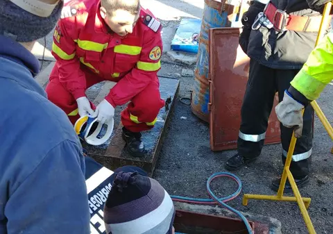 UPDATE Operațiune de salvare a unui bărbat căzut într-un puț la Ovidiu. Victima a fost transportată la spital VIDEO