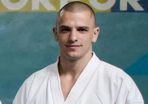 Cine este Iulian Dumitraș, polițistul înjunghiat în fața unui spital din Iași. Are centura neagră la karate / FOTO