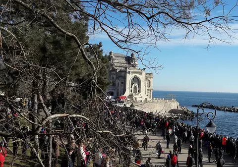 Cine sunt cei trei temerari care au prins crucile aruncate în mare de Bobotează