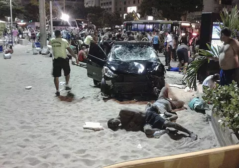 FOTO| O mașina a intrat în pietonii aflați pe plaja Copacabana din Rio de Janeiro. 15 persoane au fost rănite