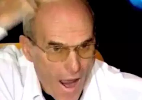 Cristian Tudor Popescu, atac fără precedent la adresa lui Alexandru Arșinel. "Nu s-a dus să aprindă o lumânare"