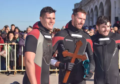 VIDEO| Cine sunt cei trei temerari care au prins crucile aruncate în mare de Bobotează