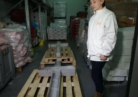 Două cruci de gheaţă pentru Slujba de Bobotează de pe faleza Dunării sunt pregătite în camera frigorifică a unei firme