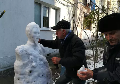 Un pensionar a realizat din zăpada îngheţată bustul lui Cuza. "Ne jucăm cu zăpadă. Suntem copii până murim, unii dintre noi"| FOTO