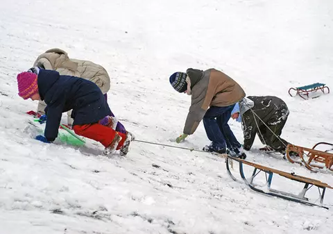 Doi copii au fost loviți de o mașină în timp ce se aflau la săniuș