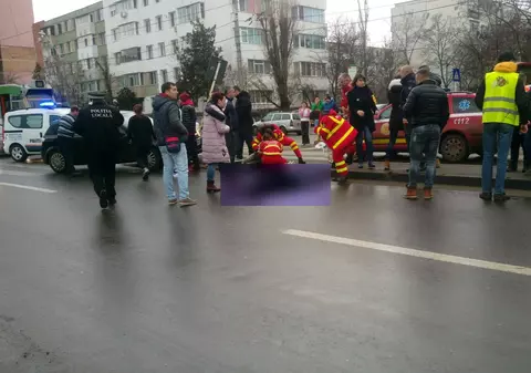 Doi copii și o femeie, răniți de o mașină pe trecerea de pietoni în Galați | FOTO