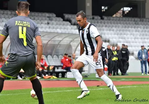 Urmărire ca în filme între polițiști și doi fotbaliști beți criță. Au proptit mașina într-un leagăn pentru copii