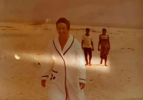 Fotografii cu Elena Ceauşescu aproape goală, surprinsă pe plaja privată de la Neptun. Câţi bani vrea proprietarul pentru două poze?