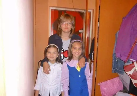 Viața bate filmul! O studentă scrie poezii ca să-și întrețină părinții și cei 4 frățiori