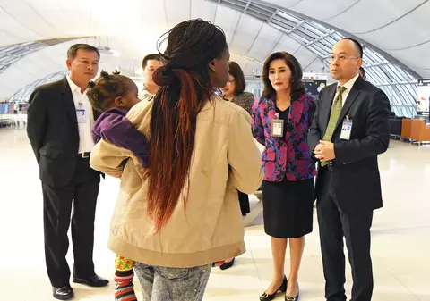 O familie a petrecut trei luni în Aeroportul din Bangkok pentru că le era teamă să se întoarcă în Zimbabwe