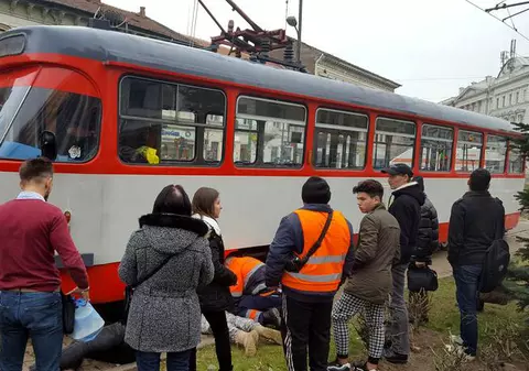 Fata călcată de tramvai la Arad a supraviețuit miraculos. Cum a reușit să scape de moarte copila