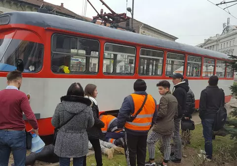 UPDATE: Fetița călcată de tramvai la Arad a fost salvată. Copila se uita în telefonul mobil când a fost lovită