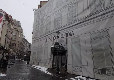 FOTO/Istorie acoperită de gunoi. Clădirea în care Cuza a semnat actul Unirii e o ruină de care nu-i pasă nimănui