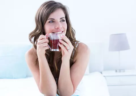 Poți scăpa de tuse cu sirop făcut din nuci, lămâie sau ceapă. Iată cum se prepară