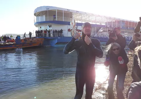 FOTO| La Galați, un electrician a recuperat crucea din Dunăre. Mii de persoane au fost la Slujba de Bobotează de pe faleză