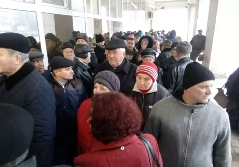 FOTO| Înghesuială, îmbrânceli și ghionturi la Galați, pentru plata impozitelor în prima zi de deschidere a ghișeelor