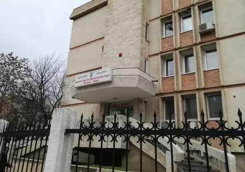 Un tată și-a bătut cu bestialitate fiica de 7 ani cu o coadă de topor până i-a rupt splina. Copila, în stare extrem de gravă la spital