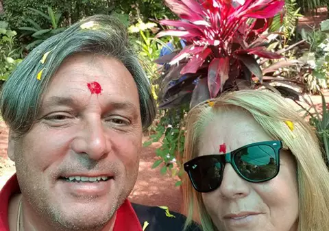 Croaziera cu surprize de Revelion. Cornel Galeș și blonda Vivi s-au căsătorit după ”ritul” indian