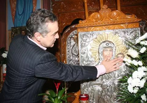 Cum a ajutat Gigi Becali o familie cu un copil paralizat și care a rămas fără casă. "Dacă nu era el muream de frig în stradă cu soția și copii"