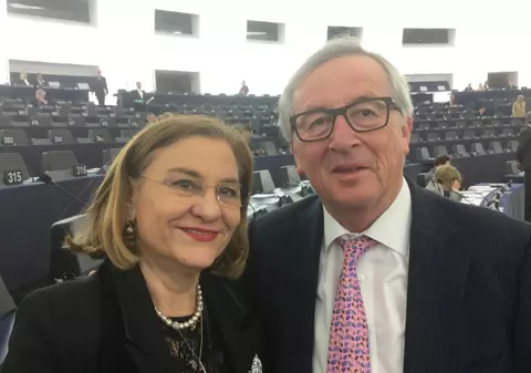 Jurnaliştii români şi contractele pe care le-au încheiat cu europarlamentarii de la Bruxelles