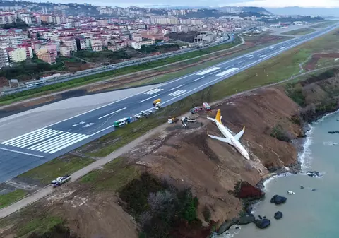 FOTO | Un avion cu pasageri a ieșit de pe pistă și a rămas blocat în noroi