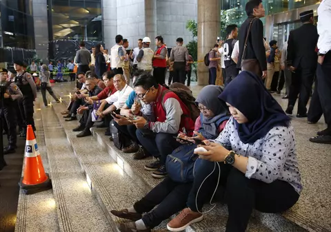 Momentul șocant în care balconul din clădirea bursei din Jakarta s-a prăbușit