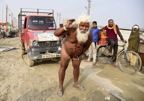 Un călugăr hindus a tras o camionetă cu penisul în timpul unui festival religios în India