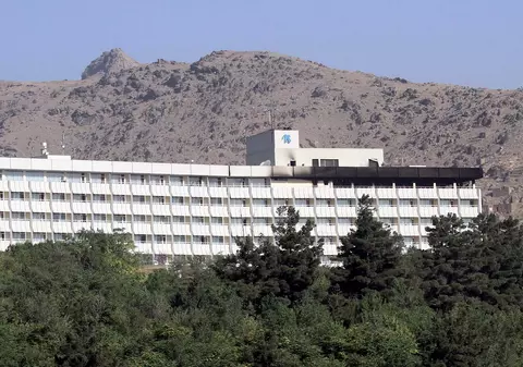 UPDATE | Atac armat la Hotel Intercontinental din Kabul. Șase persoane au fost ucise de patru persoane care au deschis focul