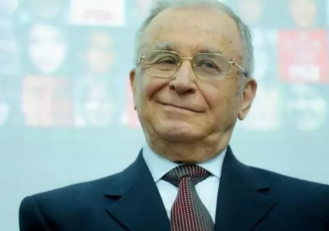 Ion Iliescu locuiește într-un apartament de lux, luat la preț de nimic. Cât a dat pe casă | FOTO