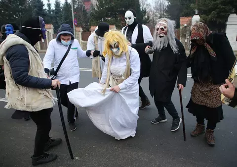 EXCLUSIV. Obicei de Bobotează la aromâni! Gigi Becali nu-i mai primește pe ”mascați” că ar fi sataniști, Victor Becali i-a așteptat la bar/ VIDEO