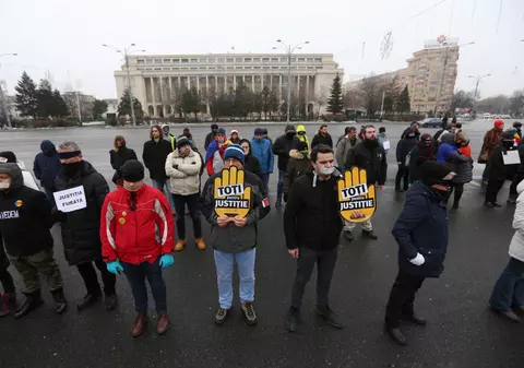 GALERIE FOTO | Protest mut în Piața Victoriei, cu spatele spre clădirea Guvernului
