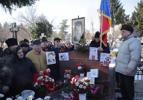 REPORTAJ. Mormântul lui Ceaușescu. Amintiri din Epoca de Aur presărate cu vin, colivă și mici hoții