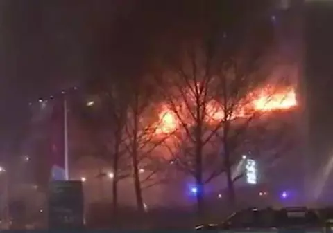 Incendiu într-o parcare supraetajată din Liverpool, de Revelion: Au ars 1.600 de maşini