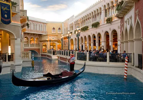 Patru români au primit interdicţie de a intra în Veneţia după ce au tâlhărit zeci de turişti străini