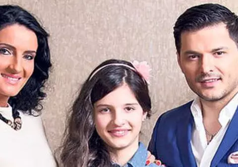 Fiica cea mare a lui Liviu Vârciu, imagine de colecție alături de părinții ei. Carmina s-a întors cu mama ei la Arad