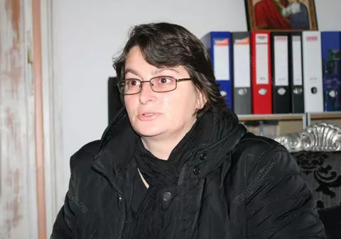 Mama celor patru frați morți în accidentul din Viișoara poartă hainele copiilor. Gestul emoționant pe care l-a făcut de sărbători