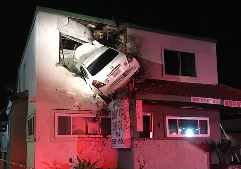 Accident incredibil în California. O mașină a ajuns într-un apartament situat la primul etaj al unei clădiri