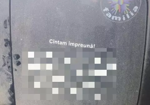 Mesajul afișat de un șofer din Chișinău pe luneta unui Logan. "Cântăm împreună"