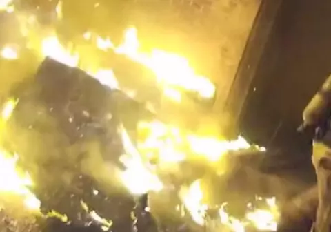 Intervenție dramatică: momentul în care un pompier prinde un copil aruncat din clădirea cuprinsă de flăcări