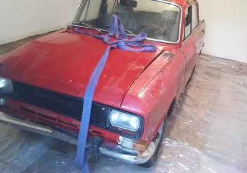 GALERIE FOTO | Cum arată un Moskvici abandonat, de 25 de ani, într-un garaj cu umezeală