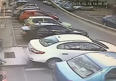 VIDEO/ Noi imagini cu polițistul pedofil Eugen Stan. Filmat în timp ce urmărea trei fetițe într-un bloc, în 2015