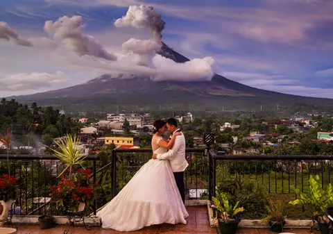 Fotografii de nuntă spectaculoase pentru un cuplu care s-a căsătorit în timpul erupției unui vulcan în Filipine