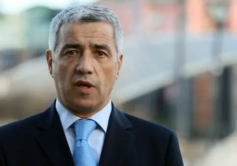 Un politician a fost asasinat. A fost împușcat mortal în fața biroului său