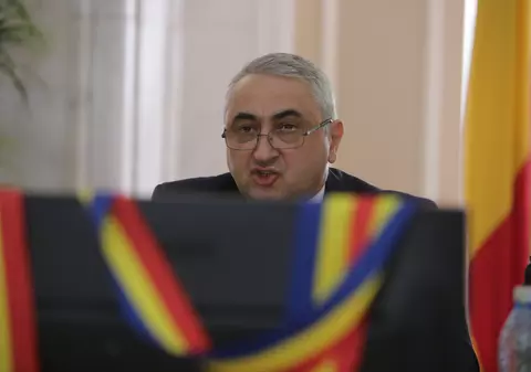 Opoziția a tăiat panglica la audierea ministrului propus la Educație; Valentin Popa a primit în dar un manual de gramatică