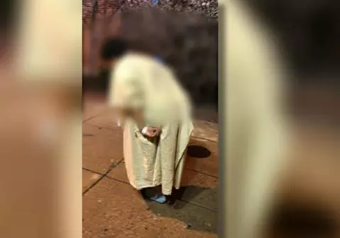 VIDEO| Pacientă în haine de spital abandonată în stația de autobuz în frig de paznicii unui spital din Baltimore