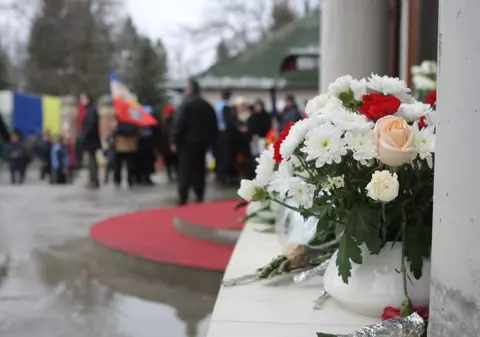 GALERIE FOTO/ Sute de oameni au venit la parastasul de 40 de zile de la moartea Regelui Mihai