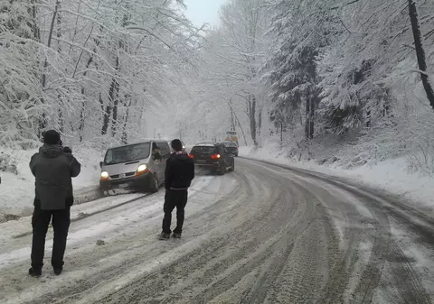 Trafic îngreunat în pasurile Prislop și Dealul Ștefăniței din cauza ninsorii